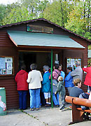 Wanderer stärken sich an der Florian-Henning-Hütte